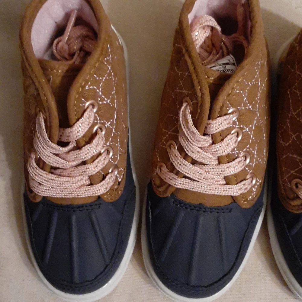 OSHKOSH B'GOSH SHOES NWT 7 or 8